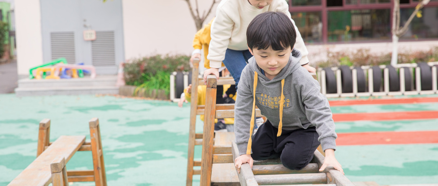 “宅家”一個月，近視一百度？學(xué)習(xí)網(wǎng)課時如何科學(xué)護(hù)眼、防控近視，官方專家宣講團(tuán)來支招啦！