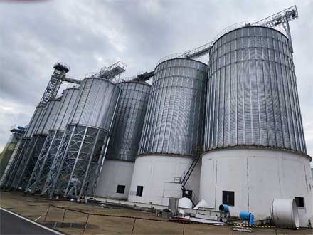 客戶定制顏色時(shí)產(chǎn)10噸大型水產(chǎn)膨化飼料生產(chǎn)線項(xiàng)目